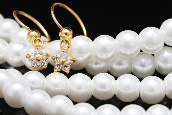 Pendiente con perla y joyería —  Fotos de Stock