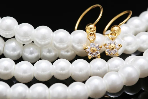 Orecchino con perla e gioielli — Foto Stock