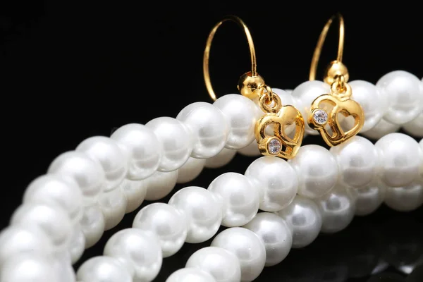 Örhänge med pärla och smycken — Stockfoto