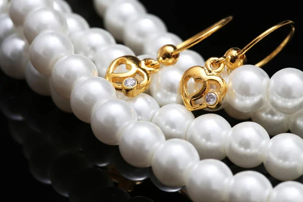 Pendiente con perla y joyería — Foto de Stock