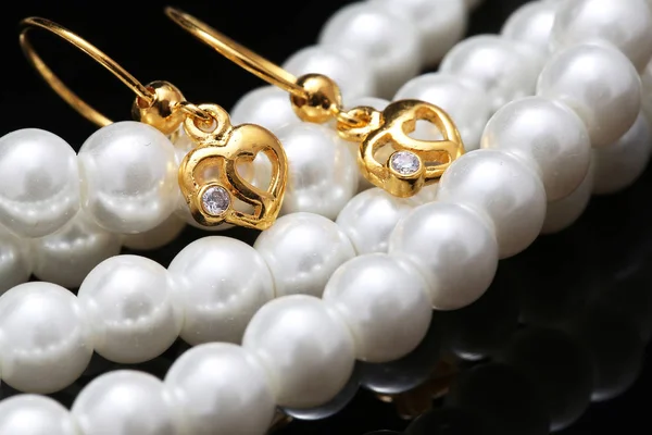 Pendiente con perla y joyería — Foto de Stock