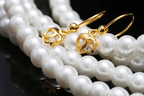 Ear-ring with pearl and jewellery — 스톡 사진