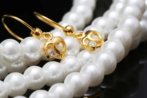 Örhänge med pärla och smycken — Stockfoto