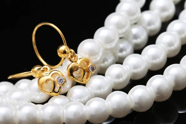 Orecchino con perla e gioielli — Foto Stock