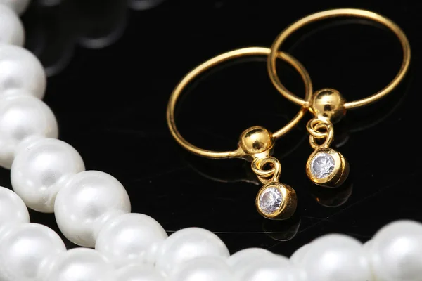 Ear-ring with pearl and jewellery — 스톡 사진