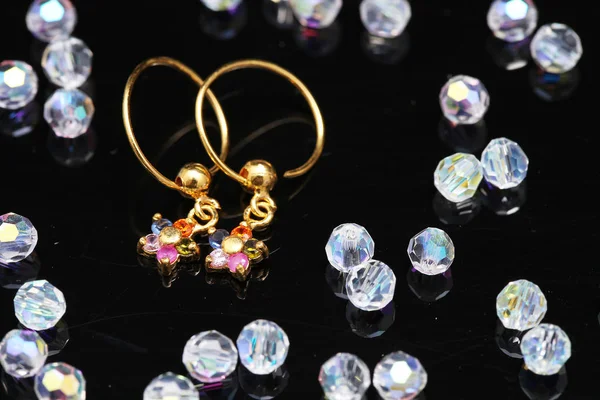Σκουλαρίκι με μαργαριτάρι και κοσμήματα — Φωτογραφία Αρχείου