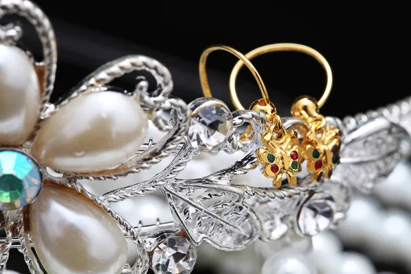 Ear-ring with pearl and jewellery — Stock Photo, Image