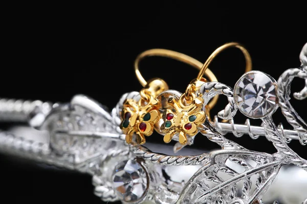Σκουλαρίκι με μαργαριτάρι και κοσμήματα — Φωτογραφία Αρχείου