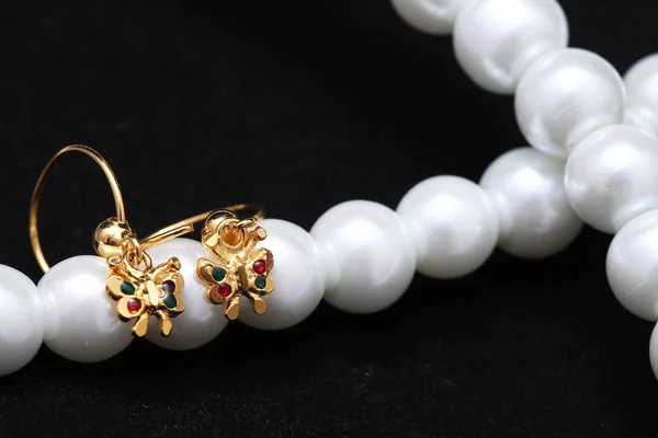 戴珍珠和珠宝的耳环 — 图库照片