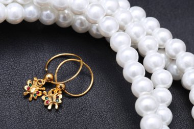 inci ve mücevher küpeli.