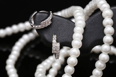 inci ve mücevher küpeli.