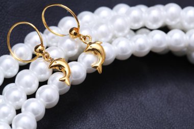 Bir çift küpe, altın yunus.