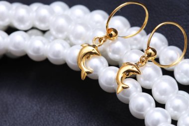 Bir çift küpe, altın yunus.