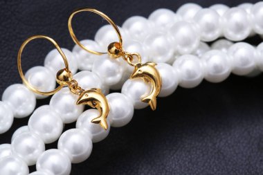 Bir çift küpe, altın yunus.