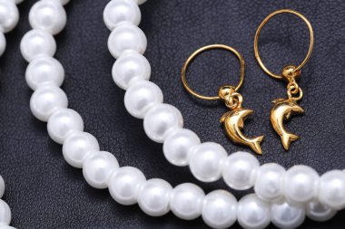 Bir çift küpe, altın yunus.