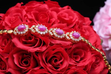 Altın mücevher, pembe mücevher.