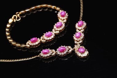 Altın mücevher, pembe mücevher kolye.