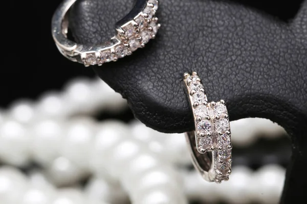 Kolczyk z perłą i biżuterią — Zdjęcie stockowe