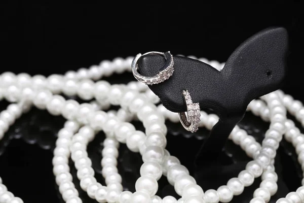 Boucle d'oreille avec perle et bijoux — Photo