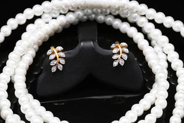 Boucle d'oreille avec perle et bijoux — Photo