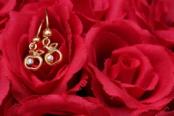 Boucle d'oreille avec fleur et bijoux — Photo