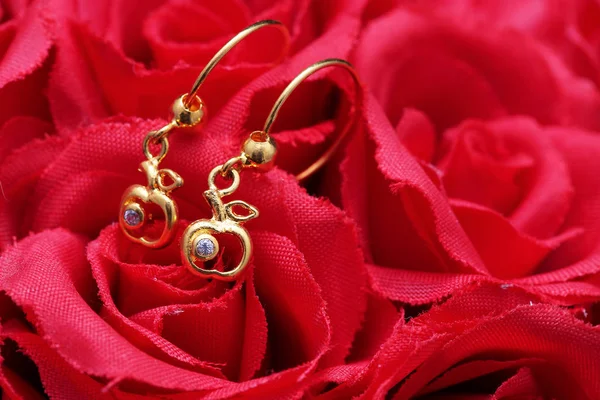 Ушное кольцо с цветами и украшениями — стоковое фото