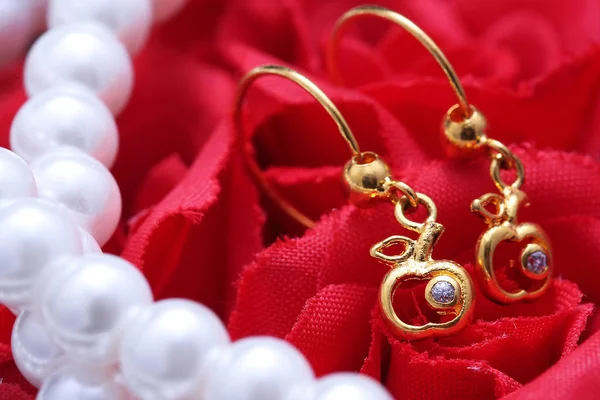 Náušnice s perlou a šperky — Stock fotografie