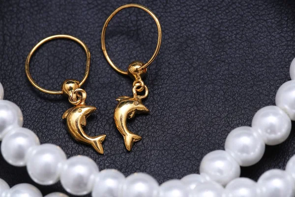 Paar oorbellen, gouden dolfijn — Stockfoto