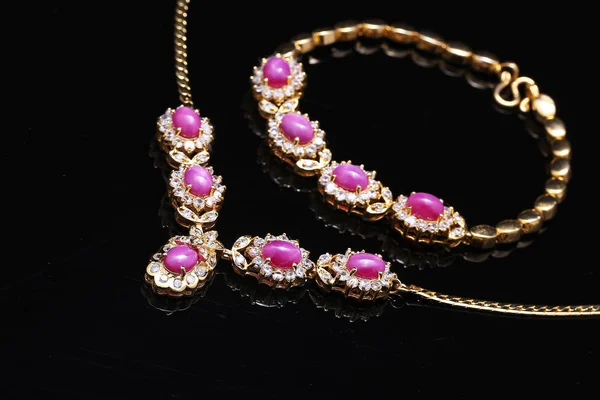 Zlaté šperky, růžový náhrdelník — Stock fotografie