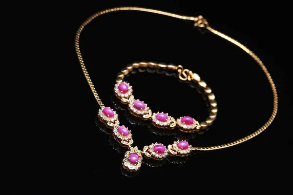 Bijoux dorés, collier gemme rose — Photo