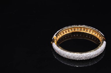 Bilezik, eski Tayland tarzı bilezik.