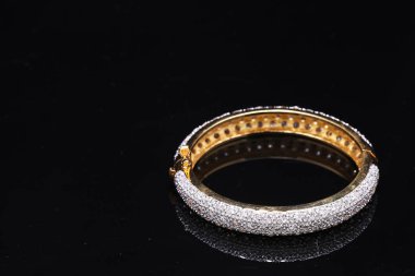 Bilezik, eski Tayland tarzı bilezik.