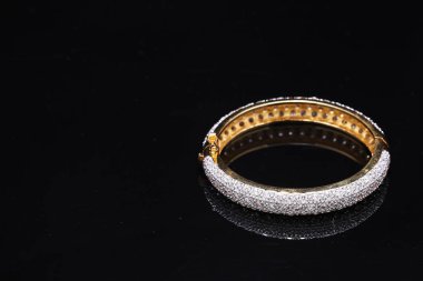 Bilezik, eski Tayland tarzı bilezik.