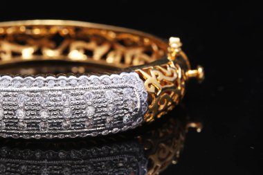 Bilezik, eski Tayland tarzı bilezik.