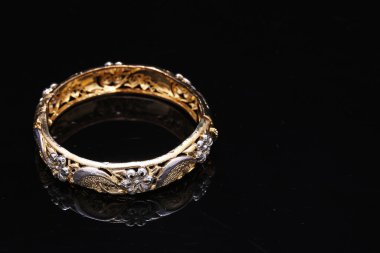 Mücevher bileziği, çiçekli bilezikler.