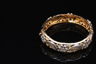 Mücevher bileziği, çiçekli bilezikler.