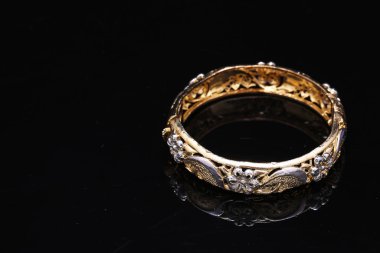 Mücevher bileziği, çiçekli bilezikler.