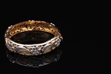 Mücevher bileziği, çiçekli bilezikler.