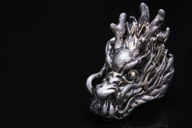 Ejder gümüşü yüzüğü, Ejder kafası