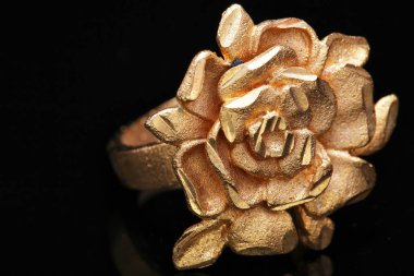 Altın gül yüzüğü