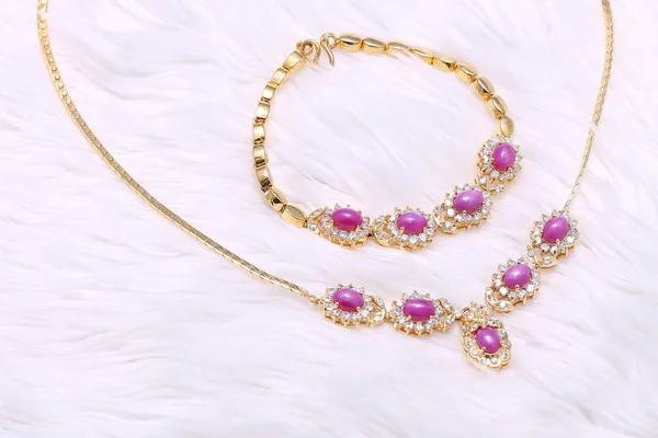 Arany ékszerek, rózsaszín drágakő nyaklánc — Stock Fotó