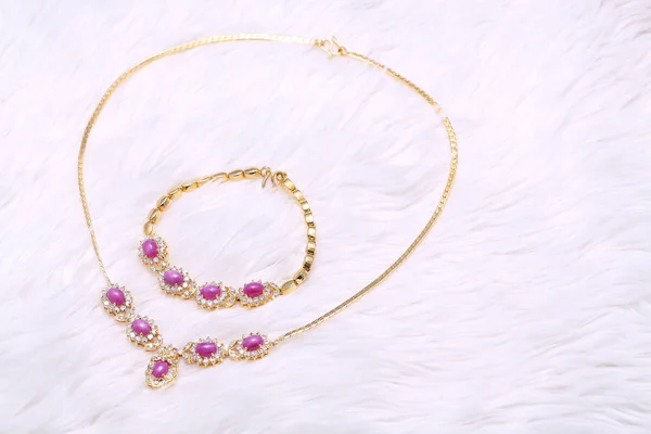 Gouden sieraden, roze edelsteen ketting — Stockfoto