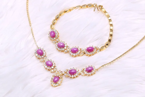 Bijoux dorés, collier gemme rose — Photo