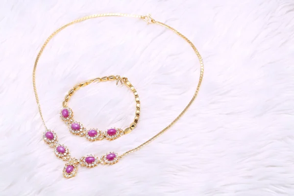 Arany ékszerek, rózsaszín drágakő nyaklánc — Stock Fotó