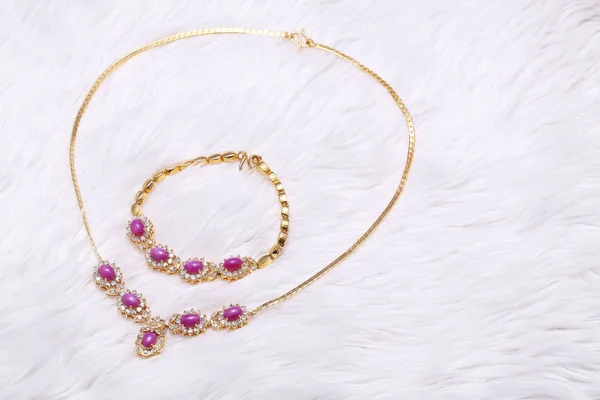 Gyldne smykker, lyserød perle halskæde - Stock-foto