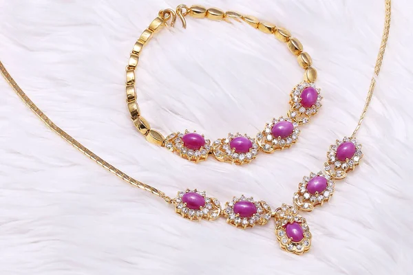 Joyería dorada, collar de gemas rosadas — Foto de Stock