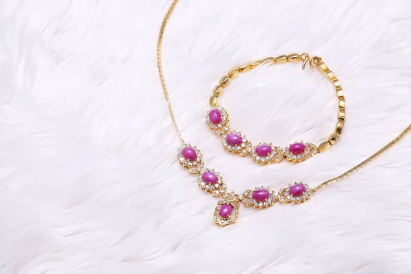Jóias douradas, colar de jóias rosa — Fotografia de Stock