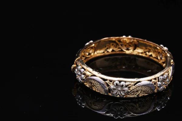 Pulsera de joyería, brazaletes con flor —  Fotos de Stock