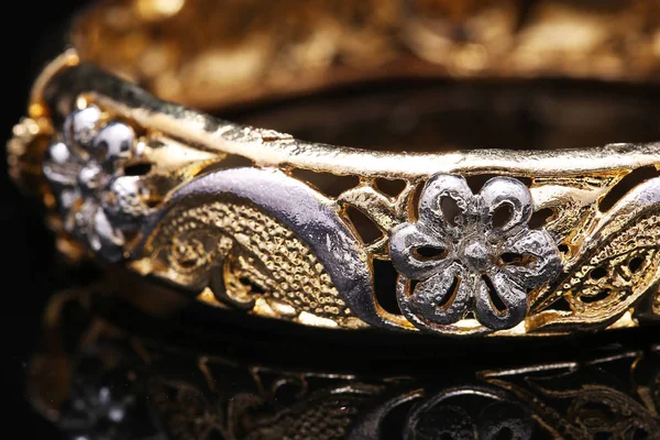 Bransoletka z biżuterią, bransoletka z kwiatem — Zdjęcie stockowe