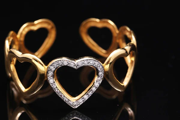 Bracciale in oro con cuori — Foto Stock